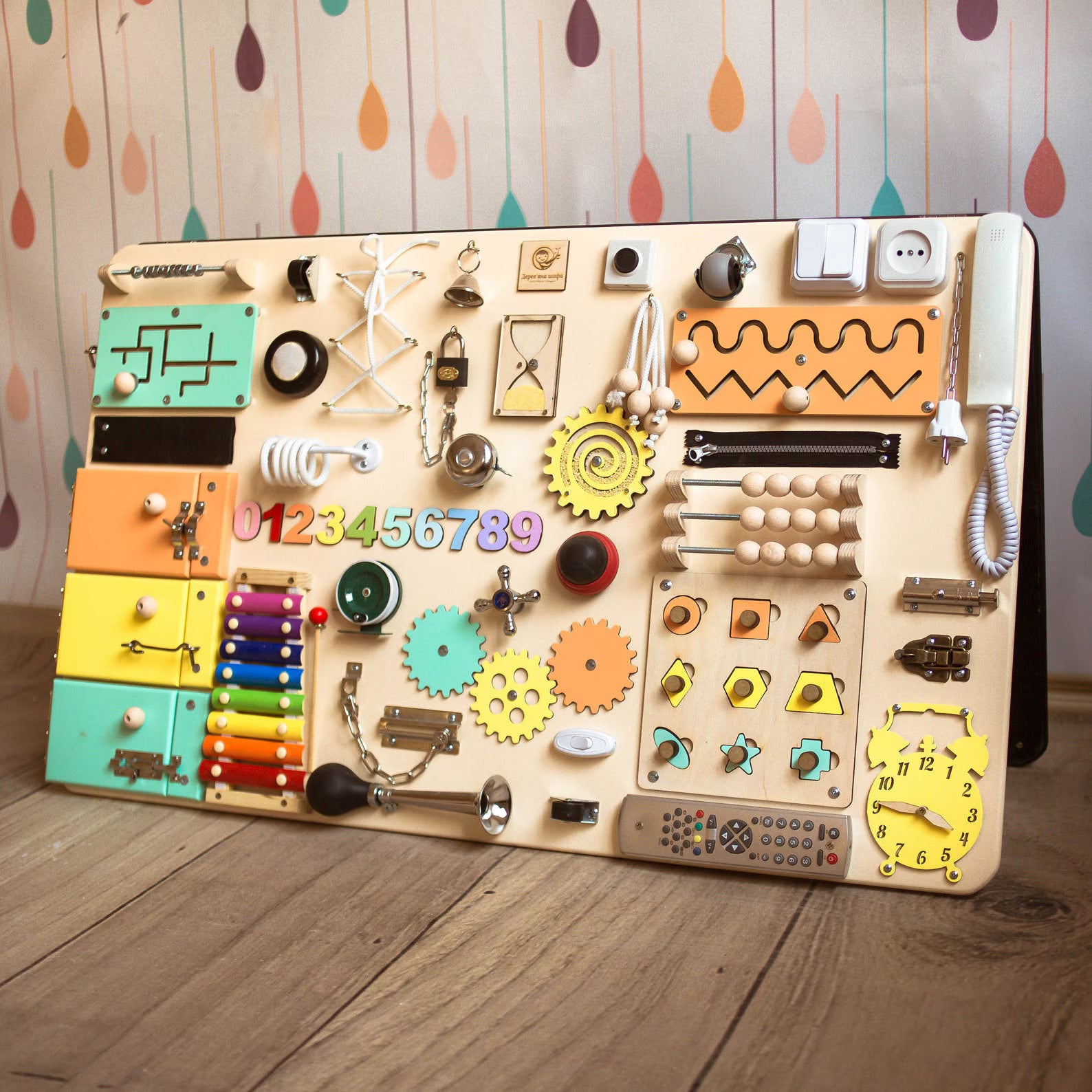 Tablero de Actividades Sensoriales Montessori